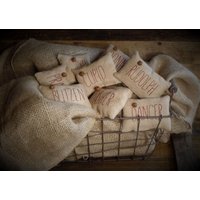 Weihnachtsmanns Rentier Rustikale Prim Bauernhaus Schüsselfüller ~ Grungy Gestickte Schrank Biesen Regal Sitzer Weihnachts Ornies Korbfüller von TheOldeSapBucket