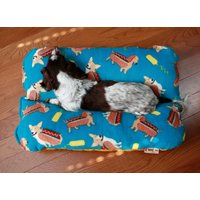 Blaue Corgis Und Dackel Hotdogs Hundebett, Bunbed, Gelb Türkis, Hot Dog Bett, Brötchenbett, Lustiger Cartoon von TheOminousCloud