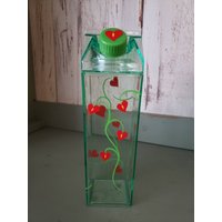 Grüne Milchkarton Wasserflasche Mit Blühender Weinrebe von TheOneStopHurleyShop