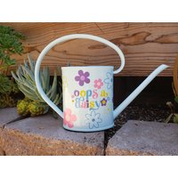 Hellblaue Gießkanne Mit Blumen Und Süßem Spruch "Oops A Daisy" von TheOneStopHurleyShop