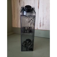 Schwarz Auf Gruselige Milchkarton Wasserflasche von TheOneStopHurleyShop