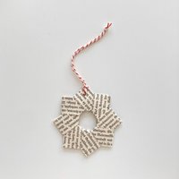 1 Kranz Aus Vintage-Buchseiten Mit Kordel in Weiß-Rot Zum Aufhängen, Ca.8cm Durchmesser 1 Kranz Aus Vintage-Buchseiten Mit Kordel in Weiß-Rot Zum Aufhängen, Ca.8cm Durchmesser von TheOnlyBirdWeLike