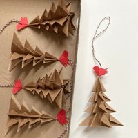 1 Tannenbaum, Ca.9cm, Christbaumschmuck Aus Packpapier, Handgefaltet Mit Vögelchen in Rot Auf Der Spitze von TheOnlyBirdWeLike