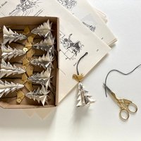10Er-Set Christbaumschmuck Tannenbäume, Aus Buchseiten Gefaltet, Mit Vögelchen in Gold Auf Der Spitze 10Er-Set Christbaumschmuck Tannenbäume, Aus Buchseiten Gefaltet, Mit Vögelchen in Gold Auf Der Spitze von TheOnlyBirdWeLike