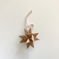Fröbelstern Christbaumschmuck Aus Packpapier Ca.6cm Mit Kordel in Weiß-Kupfer Fröbelstern Christbaumschmuck Aus Packpapier Ca.6cm Mit Kordel in Weiß-Kupfer von TheOnlyBirdWeLike