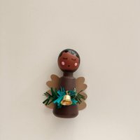 1 Weihnachtsengel, Ca.7, 5cm Hoch, Aus Holz Mit Flügeln Und Tannenzweig Papier Glöckchen von TheOnlyBirdWeLike