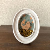 Kleiner Bilderrahmen in Weiß, Motiv Früher War Mehr Lametta | Ca.8cm X 5, 5cm Mit Papiervögelchen | Ca.2cm Kleiner Bilderrahmen in Weiß, Motiv Früher War Mehr Lametta | Ca.8cm X 5, 5cm Mit Papiervögelchen | Ca.2cm von TheOnlyBirdWeLike