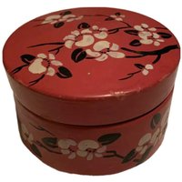 Vintage Gedrechselte Holz Trinket Box Handbemalte Blumen Rot Signiert Myrte. Hergestellt in Frankreich von TheOpShopTreasures