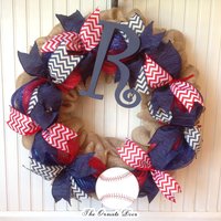 Burlap & Deco Mesh Sport Monogramm Kranz, Individueller Sportkranz, Team Schulkranz, Personalisierter Sportkranz Burlap & Deco Mesh Sport Monogramm Kranz, Individueller Sportkranz, Team Schulkranz, Personalisierter Sportkranz von TheOrnateDoor