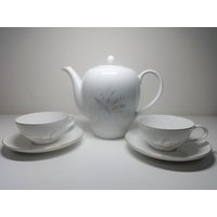 Vintage 1960Er Jahre Kaysons Fina China Golden Rhapsody Teekanne Und Set Aus Zwei Teetassen Untertassen von ThePJCompany