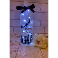 Weihnachtsleuchtflasche, Personalisierte Weihnachtsgeschenke Für Sie, Weinflasche Weihnachtsdekoration, Weihnachtslaternen, Festliches Weihnachtsleuchtflasche, Personalisierte Weihnachtsgeschenke Für Sie, Weinflasche Weihnachtsdekoration, Weihnachtslaternen, Festliches von ThePaintedGiraffeUK