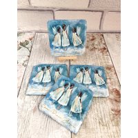 Weihnachtsuntersetzer Set, Drei Engel, Weihnachtliche Schiefer Untersetzer, Decoupage Winter Getränke Weihnachtsuntersetzer Set, Drei Engel, Weihnachtliche Schiefer Untersetzer, Decoupage Winter Getränke von ThePaintedGiraffeUK