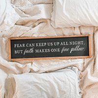 Glaube Macht Ein Feines Kissen Zeichen, Glauben Über Angst Schlafzimmer Süße Träume Schrift Haupt Zeichen von ThePaintedPorchCo