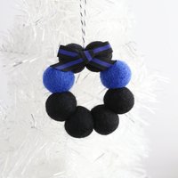 Filzkugeln Kranz - Filz Baumschmuck Dünne Blaue Linie Ornament Filzkugel Ornamente Pom Weihnachtsschmuck von ThePeaberryStudio