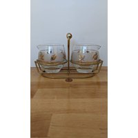 Dieser Libbey Condiment Caddy Mit Zwei Gefrosteten Blattgold Gemusterten Gläsern Von Glas Verfügt Über Tragbare Eine Tasse Krug - So Nützlich von ThePeddlersCrow