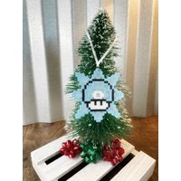 Super Mario Santa Weihnachtsdekoration | Nerdy Baumschmuck Videospiel Weihnachten Thema Pilz Weihnachtsmann Perler Perlen Ornamente von ThePixelHippie