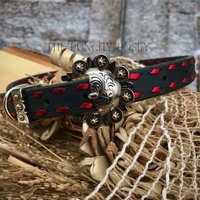 Hundehalsband Aus Schwarzem Leder Mit Rotem Buckstich in Metallic-Optik. Bling-Hundehalsband. Westernhalsband Für Hunde von ThePunchyPosey