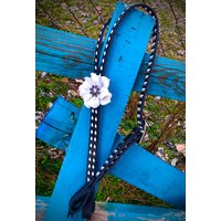 Schwarze Buckstitch Leder Geteilte Ohren Headstall. Headstall in Weiß von ThePunchyPosey