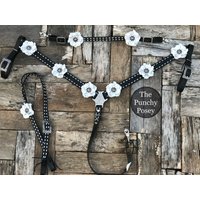 Schwarzes Leder Set Mit Weißen Lederblumen Conchos Und Weißem Buckstich. Lederhalfter, Widerristriemen Vorderzeug von ThePunchyPosey
