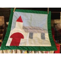 Gesteppte Wandbehang Alte Kirche von ThePuppyDogTails