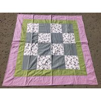 Whimsy Girl Und Fuchs Hält Luftballons Quilt von TheQuiltingPaw