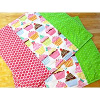 Gesteppte Cupcake-Tischsets | 2Er-Set Reversibler Lebensmittel-stoff von TheQuiltingViolinist