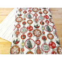Gesteppter Weihnachts-Tischläufer Mit Rot, Grün, Und Weißem Feiertags-Muster von TheQuiltingViolinist