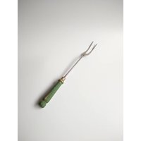 Vintage Sampson Fleischgabel Mit Grünem Holzgriff, 2 Prong Serviergabel Grün Chippy Paint Griff, Edelstahl Gabel Usa, 8 Seitengriff von TheRankRooster