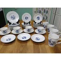 Toller 1960Er Jahre Wedgewood Ironstone Mit Einhorn Mark Royal Blau Muster Sortierte Geschirr Made in England-Bunches Von Ihnen von TheRealMildredsAttic