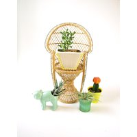 Vintage 70Er Rattan Korbmacher Pfau Stuhl Miniatur Größe Mini Blumenständer Sukkulenten Halter Boho Retro Wohndeko Puppenmöbel von TheRobotParade