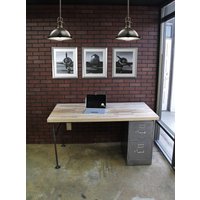 Moderner Industrie Schreibtisch Mit Rohrbeinen Und Aktenschrank Aus Gebürstetem Stahl Massivholzplatte, 2 Schubladen Für Homeoffice, Handgemacht in Moderner Industrie Schreibtisch Mit Rohrbeinen Und Aktenschrank Aus Gebürstetem Stahl Massivholzplatte, 2 Schubladen Für Homeoffice, Handgemacht in von TheRusticForest