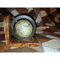 Weltkugel Vintage Weltkarte Retro Studenten Atlas Schreibtisch Accessoire Typografie Abenteuer Entdecke Die Welt Geschenkidee von TheSatisfactionShop9