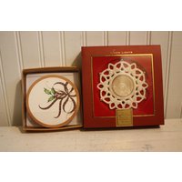 Lenox Weihnachtsteelicht Aus Porzellan, Weihnachtspapieruntersetzer, Weihnachtsteelichthalter Und Untersetzer, Lenox, Stechpalmen - Banduntersetzer Lenox Weihnachtsteelicht Aus Porzellan, Weihnachtspapieruntersetzer, Weihnachtsteelichthalter Und Untersetzer, Lenox, Stechpalmen - Banduntersetzer von TheScoutGirls