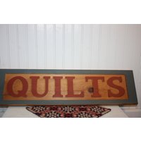 Vintage 1980Er - 1990Er Jahre Holz "Quilts" Schild, Rot Und Blau Bemaltes "Quilts" Grafiken Holzschild, Horizontal Vintage 1980Er - 1990Er Jahre Holz "Quilts" Schild, Rot Und Blau Bemaltes "Quilts" Grafiken Holzschild, Horizontal von TheScoutGirls