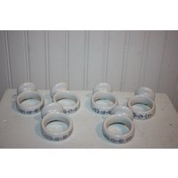 Yorktowne Pfaltzgraff Serviettenringe, Sechs Serviettenhalter, Yorktowne, Vintage Graues Und Blaues Steinzeug Yorktowne Pfaltzgraff Serviettenringe, Sechs Serviettenhalter, Yorktowne, Vintage Graues Und Blaues Steinzeug von TheScoutGirls