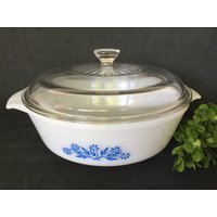 Vintage Fire King Kasserolle Blaues Kornblumenmilchglas, 1, 5 Qt Mit Deckel von TheSensibleMerchant