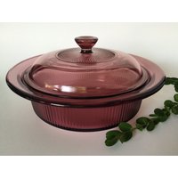 Vintage Visions Corning Cranberry Kasserolle 1 L Geripptes Glas Mit Pyrex Deckel von TheSensibleMerchant