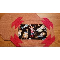2Er Set Gesteppte Platzsets Mit Cowgirl Print 2Er Set Gesteppte Platzsets Mit Cowgirl Print von TheShastaShack