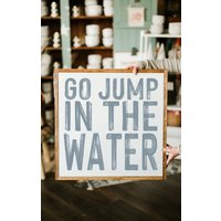 Water Go Sprung Ins Wasser Gerahmtes Holzschild von TheShedInteriors