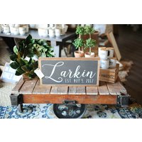 Schreibschrift Nachname/Gründungsdatum Rahmen Holzschild Hochzeitsgeschenk Brautparty Geschenk Brautpaar von TheShedInteriors