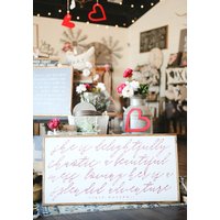 She Is Delightful Chaotic A Beautiful Mess Loving Her Is Splendid Adventure Steve Maraboli Gerahmtes Holzschild von TheShedInteriors
