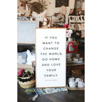 "Vertikale "Wenn Du Die Welt Ändern Willst" Gehen Nach Hause Und Lieben Ihre Familie Mutter Teresa Gerahmtes Holzschild." von TheShedInteriors
