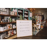 Willkommen in Meinem Haus. Komm Frei. Geh Sicher Und Lass Etwas Von Dem Glück Das Du Mitbringst Gerahmtes Holzschild Wohnzimmerdeko von TheShedInteriors