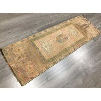 Vintage Kleiner Verblichener Rustikaler Oushak Teppich | 30cm X 120cm von TheSmallRugs