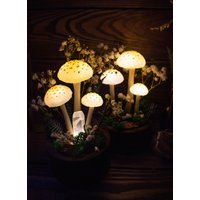Pilz Lampe Made To Order - Mit Blumen Licht Weisse Pilze Wald Nachtlicht Feen Dekor Natur von TheSnowmade