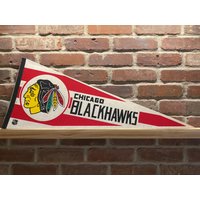 1980Er Jahre Chicago Blackhawks Nhl Vintage Wimpel Aus Den 80Er Jahren - Originale Sport-Memorabilie 1980Er Jahre Chicago Blackhawks Nhl Vintage Wimpel Aus Den 80Er Jahren - Originale Sport-Memorabilie von TheSportsAlternative