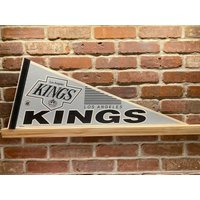 1990S Los Angeles Kings Nhl Vintage Wimpel Aus Den 90Er Jahren - Originale Sport-Memorabilie von TheSportsAlternative