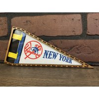 Gerahmte 1970Er Jahre New York Yankees Vintage Mini Wimpel von TheSportsAlternative