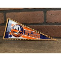 Gerahmte 1990's New York Islanders Nhl Vintage Mini Wimpel von TheSportsAlternative