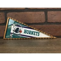 Gerahmte 1990Er Jahre Charlotte Hornets Nba Vintage Mini Wimpelkette von TheSportsAlternative